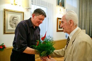 Juliusz Adamowski thanking PhD Maurycy Kin. Photo by. Andrzej Solnica.